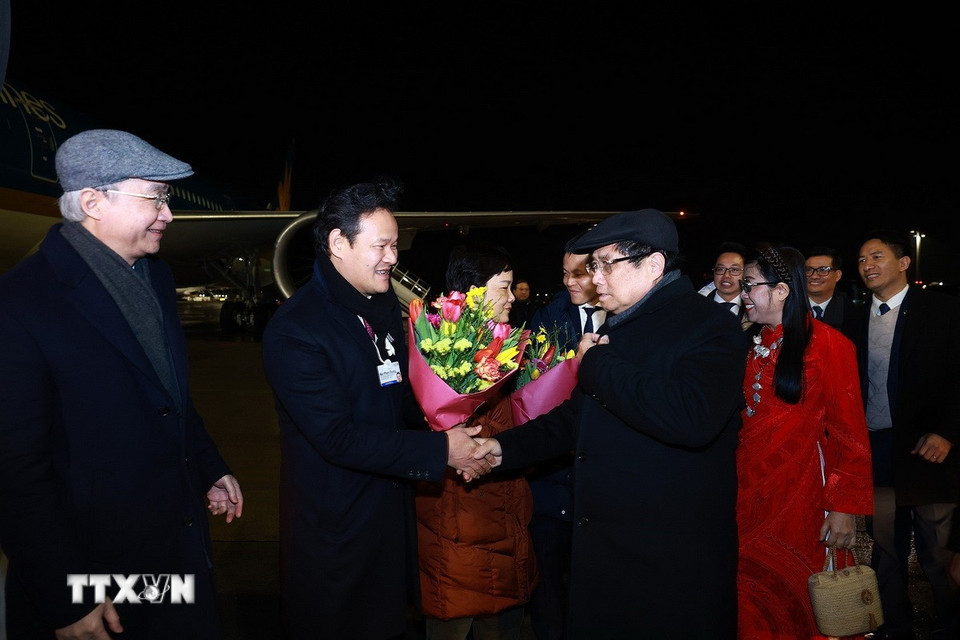 Lễ tiễn Thủ tướng Phạm Minh Chính và Phu nhân kết thúc chuyến tham dự Hội nghị thường niên lần thứ 55 WEF tại Davos, Thụy Sĩ. (Ảnh: Dương Giang/TTXVN)