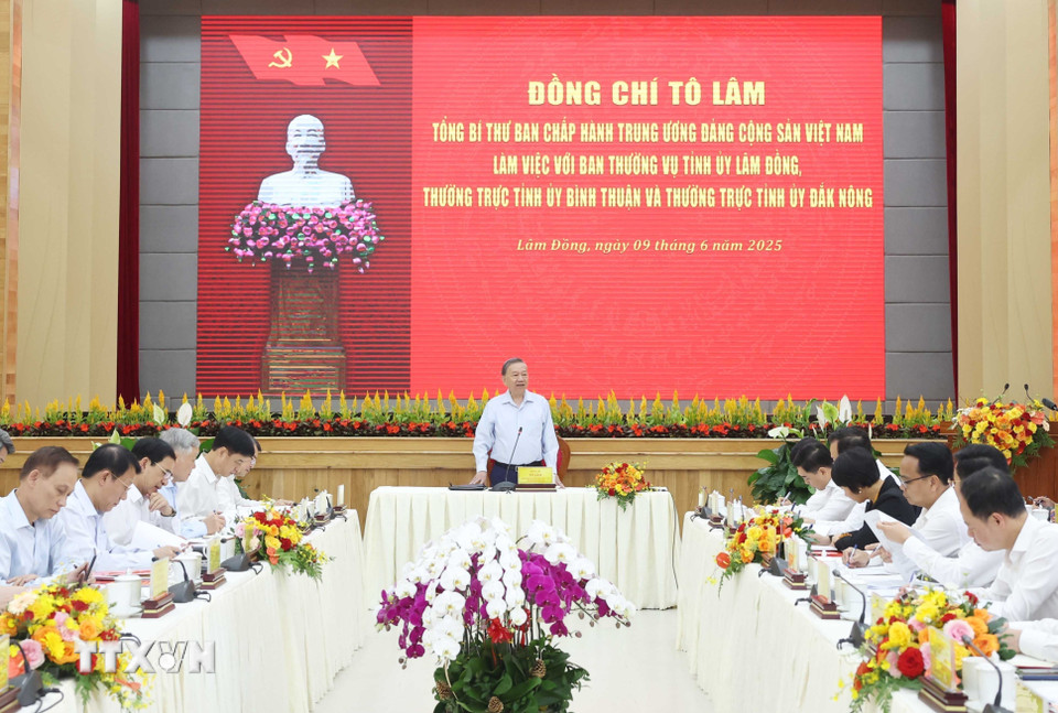 Sáng 9/6, tại Lâm Đồng, Tổng Bí thư Tô Lâm và Đoàn công tác Trung ương làm việc với Ban Thường vụ Tỉnh ủy Lâm Đồng, Thường trực Tỉnh ủy Bình Thuận và Thường trực Tỉnh ủy Đắk Nông về tình hình triển khai thực hiện các nghị quyết, kết luận của Trung ương gần đây; việc sắp xếp tổ chức bộ máy của địa phương gắn với tổ chức đại hội đảng bộ các cấp tiến tới Đại hội lần thứ XIV của Đảng; công tác quốc phòng, an ninh; thực hiện nhiệm vụ tăng trưởng kinh tế ở địa phương và công tác bảo đảm an sinh xã hội. (Ảnh: Thống Nhất/TTXVN)