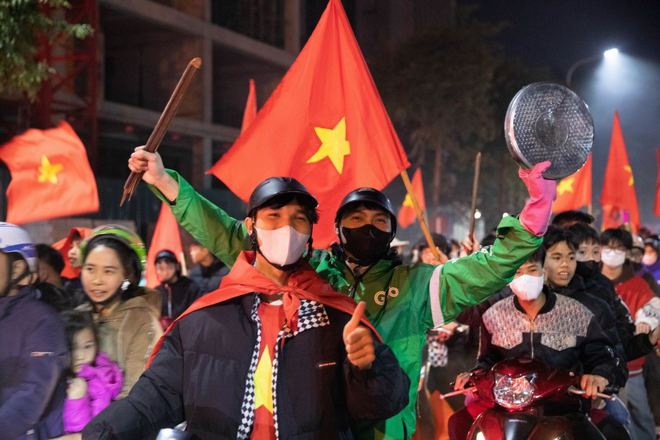 Sau chiến thắng của đội tuyển bóng đá nam Việt Nam trước đội Thái Lan tại trận chung kết lượt về Giải bóng đá vô địch Đông Nam Á-ASEAN Cup 2024, người dân Thái Bình đã đổ ra khắp các nẻo đường để “đi bão,” cùng nhau chia sẻ niềm vui chiến thắng. (Ảnh: Vũ Quang/TTXVN)