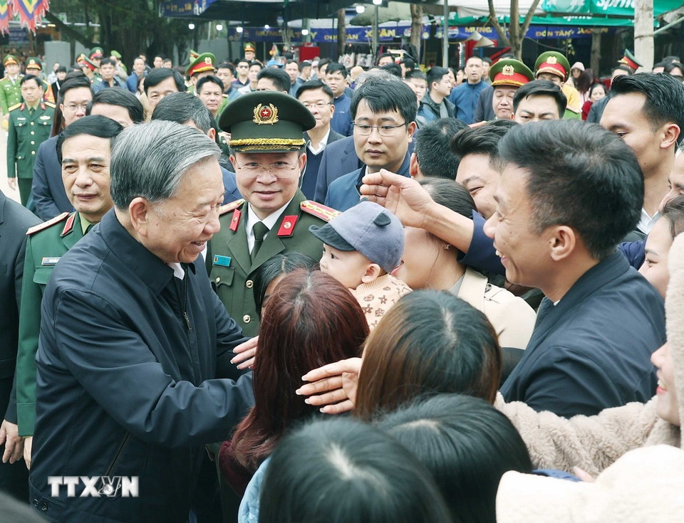Tổng Bí thư Tô Lâm với nhân dân tại Khu di tích lịch sử Quốc gia Đặc biệt Đền Hùng. (Ảnh: Thống Nhất/TTXVN)