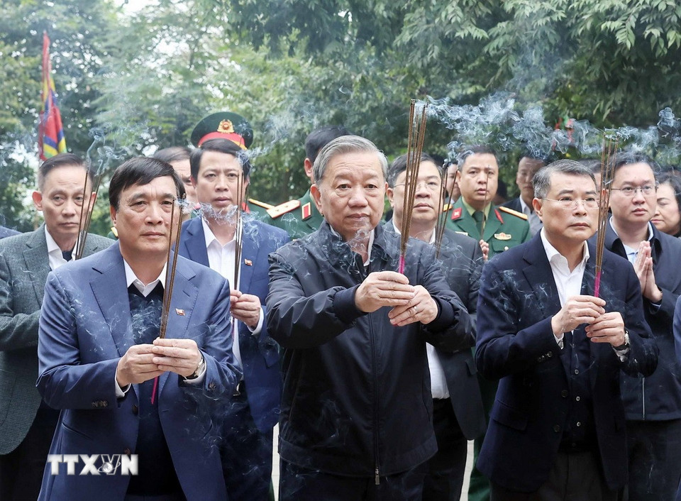 Tổng Bí thư Tô Lâm dâng hương tại Điện Kính Thiên trên đỉnh núi Nghĩa Lĩnh thuộc Khu di tích lịch sử Quốc gia Đặc biệt Đền Hùng. (Ảnh: Thống Nhất/TTXVN)