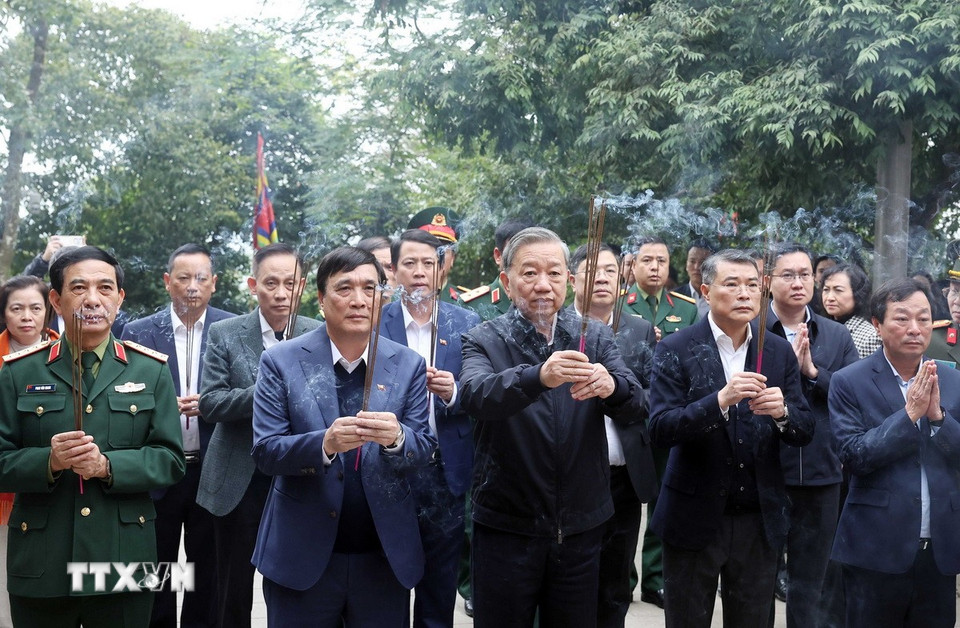 Tổng Bí thư Tô Lâm dâng hương tại Điện Kính Thiên trên đỉnh núi Nghĩa Lĩnh thuộc Khu di tích lịch sử Quốc gia Đặc biệt Đền Hùng. (Ảnh: Thống Nhất/TTXVN)