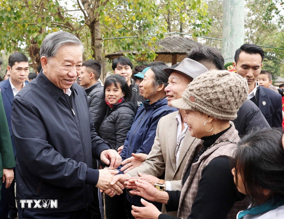 Tổng Bí thư Tô Lâm với nhân dân tại Khu di tích lịch sử Quốc gia Đặc biệt Đền Hùng. (Ảnh: Thống Nhất/TTXVN)