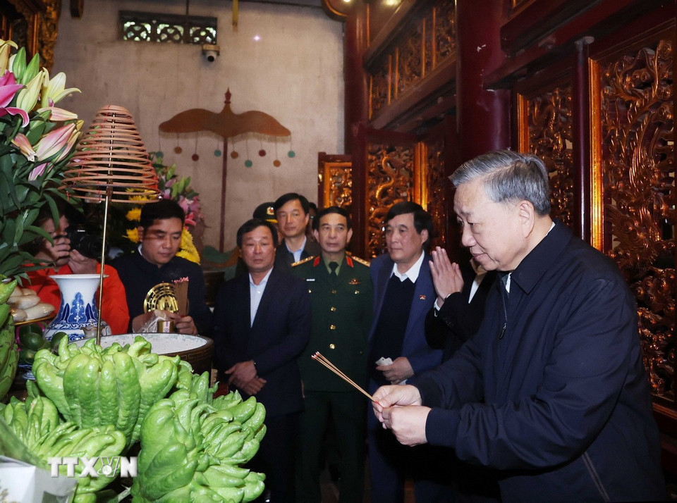 Tổng Bí thư Tô Lâm dâng hương tại Điện Kính Thiên trên đỉnh núi Nghĩa Lĩnh thuộc Khu di tích lịch sử Quốc gia Đặc biệt Đền Hùng. (Ảnh: Thống Nhất/TTXVN)