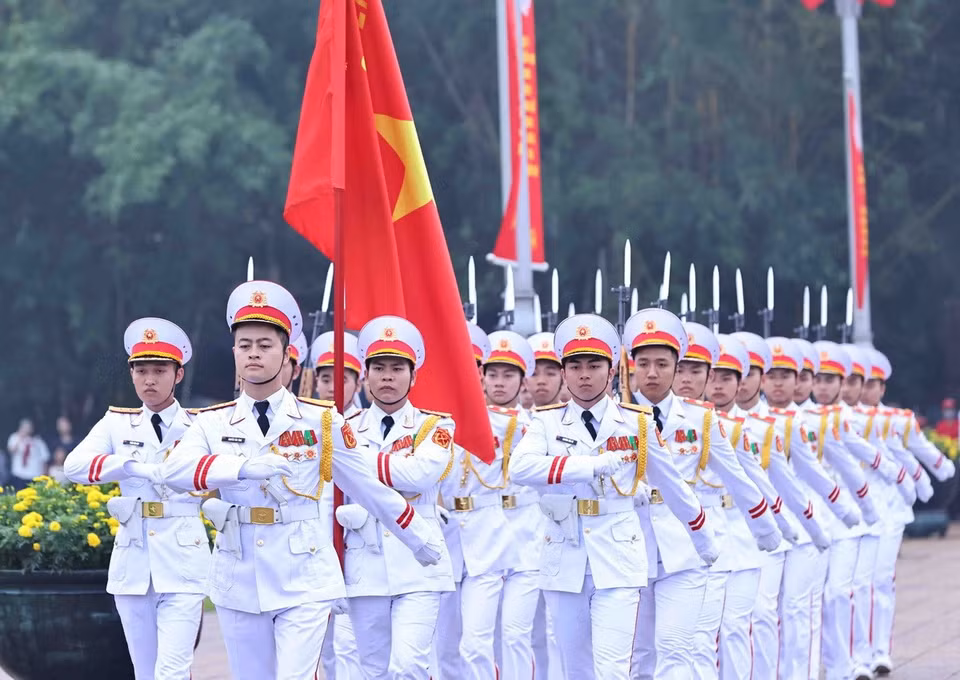 Đúng 6 giờ, đoàn quân kỳ Quyết Thắng thực hiện các nghi thức buổi lễ chào cờ thiêng liêng. (Ảnh: Minh Đức/TTXVN)