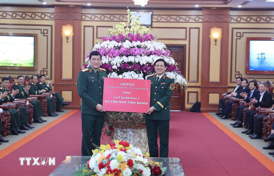 Tổng công ty viên thông Quân đội Viettel tặng 50 căn nhà tình nghĩa cho lực lượng vũ trang Quân khu 2. (Ảnh: Lâm Khánh/TTXVN)