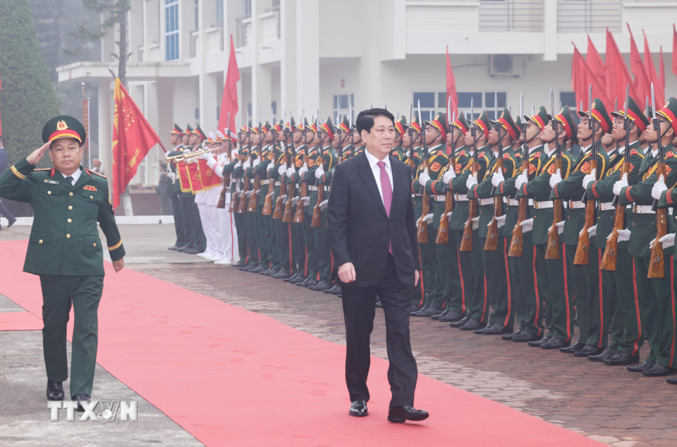 Lễ đón Chủ tịch nước Lương Cường tại Sư đoàn 316, Quân khu 2. (Ảnh: Lâm Khánh/TTXVN)