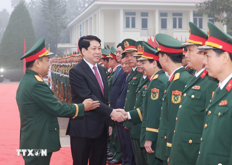 Chủ tịch nước Lương Cường với cán bộ chỉ huy Sư đoàn 316, Quân khu 2. (Ảnh: Lâm Khánh/TTXVN)