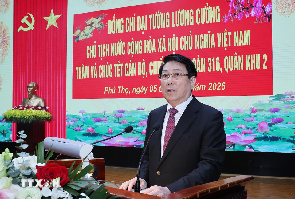 Chủ tịch nước Lương Cường chúc Tết cán bộ, chiến sỹ Sư đoàn 316, Quân khu 2. (Ảnh: Lâm Khánh/TTXVN)