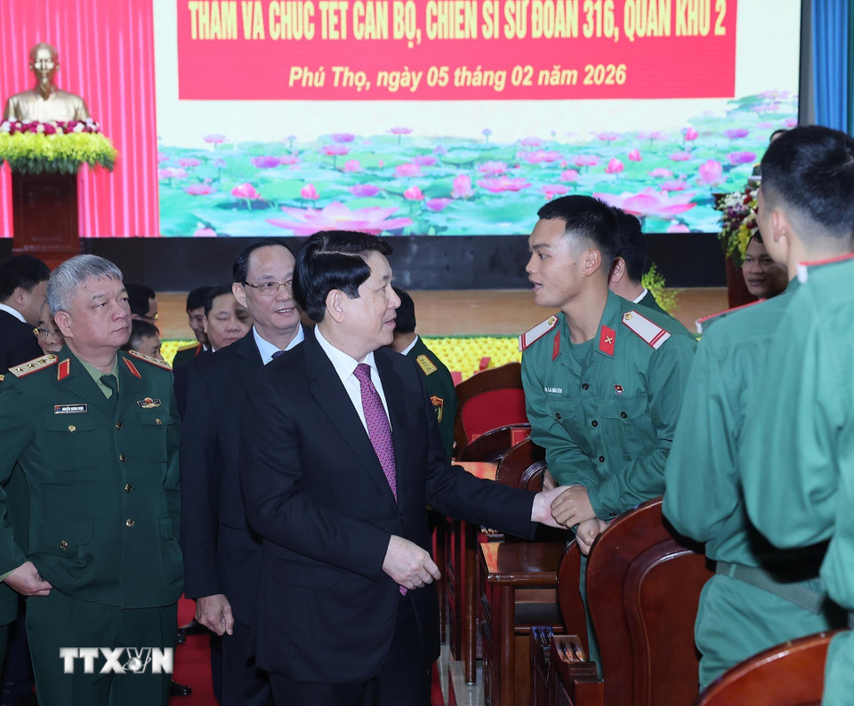 Chủ tịch nước Lương Cường với chiến sỹ Sư đoàn 316, Quân khu 2. (Ảnh: Lâm Khánh/TTXVN)