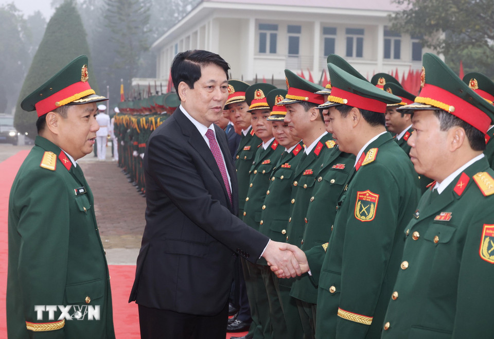 Nhân dịp đón Tết Nguyên đán Bính Ngọ, sáng 5/2/2026, tại Phú Thọ, Chủ tịch nước Lương Cường đến thăm, chúc Tết cán bộ, chiến sỹ lực lượng vũ trang Quân khu 2. (Ảnh: Lâm Khánh/TTXVN)
