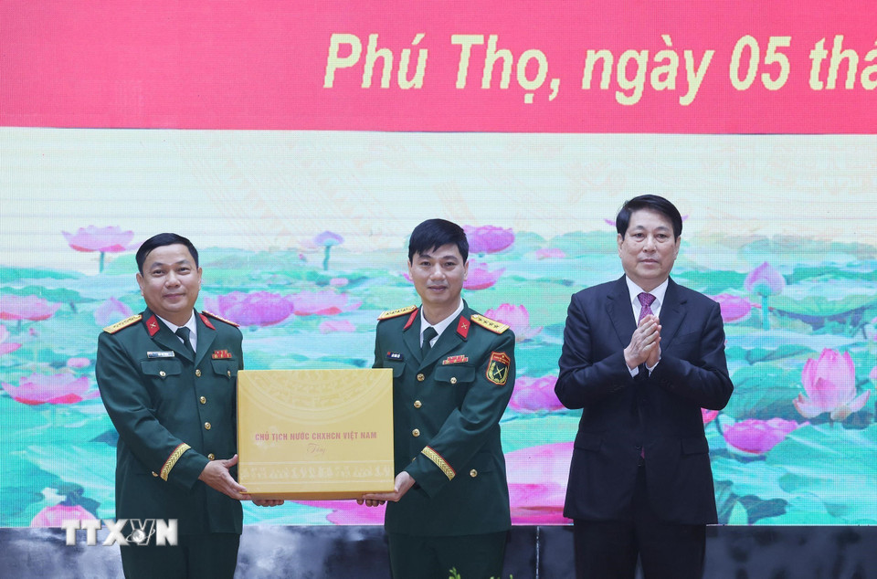 Chủ tịch nước Lương Cường tặng quà, chúc Tết cán bộ chỉ huy Sư đoàn 316, Quân khu 2. (Ảnh: Lâm Khánh/TTXVN)