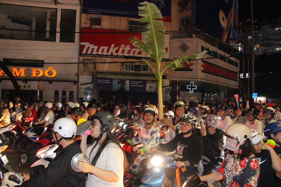 Trong không khí hân hoan, người hâm mộ ăn mừng chiến thắng với nhiều hình thức "độc lạ." (Ảnh: Trung Kiên/TTXVN)