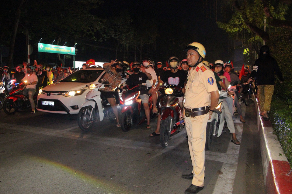 Lực lượng cảnh sát giao thông ra quân đảm bảo an toàn giao thông. (Ảnh: Trung Kiên/TTXVN)