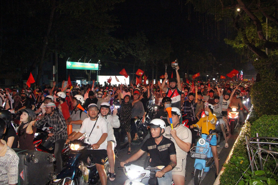 Tối 5/1, người dân Cần Thơ cũng đã đổ ra đường ăn mừng chiến thắng và ngôi vô địch của Đội tuyển Việt Nam. (Ảnh: Trung Kiên/TTXVN)