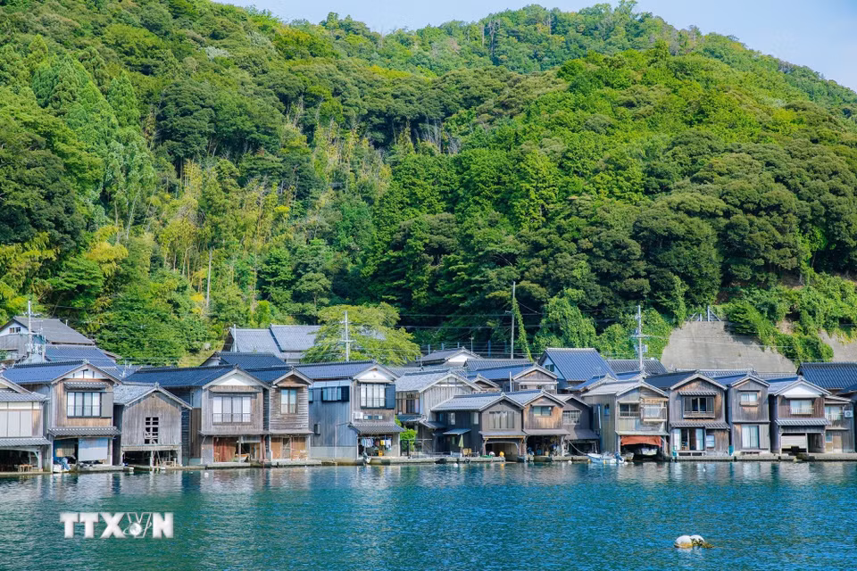 Hệ thống Funaya (nhà thuyền) được bảo tồn gần như nguyên vẹn là nét đẹp độc đáo của Ine. (Ảnh: Xuân Giao/TTXVN)