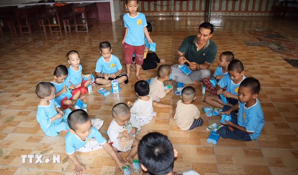 Không chỉ chăm lo đời sống vật chất, các sơ còn đặc biệt chú trọng giáo dục nhân cách, dạy các em biết yêu thương, sẻ chia và sống tử tế với mọi người xung quanh. (Ảnh: Đậu Tất Thành/TTXVN)