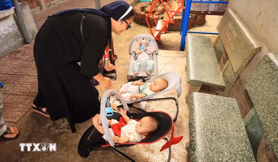 Ít ai biết rằng, trong những ngày đầu thành lập, hành trình duy trì hoạt động của mái ấm vô cùng gian nan. Khi số trẻ được gửi đến ngày càng nhiều, các sơ phải tự xoay xở từng bữa ăn cho các con. (Ảnh: Đậu Tất Thành/TTXVN)