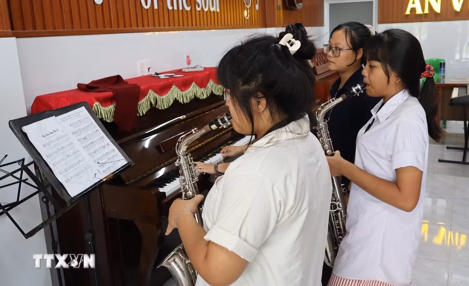 Ngoài việc học văn hóa tại trường, các em còn được học tiếng Anh, vi tính, âm nhạc và nhiều môn năng khiếu khác. (Ảnh: Đậu Tất Thành/TTXVN)
