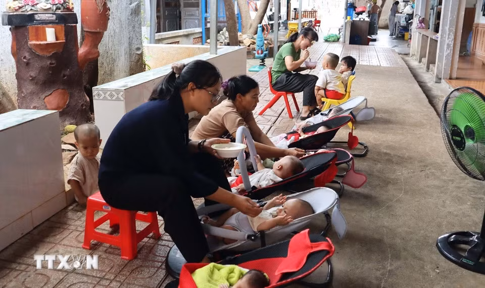 Điều khiến nhiều người xúc động là dù chỉ có 6 người thường trực chăm sóc 57 trẻ em ở nhiều độ tuổi khác nhau, nhưng mọi sinh hoạt tại mái ấm vẫn rất nền nếp và ngăn nắp. Từ hành lang, phòng ở đến khu sinh hoạt chung đều sạch sẽ, gọn gàng. (Ảnh: Đậu Tất Thành/TTXVN)