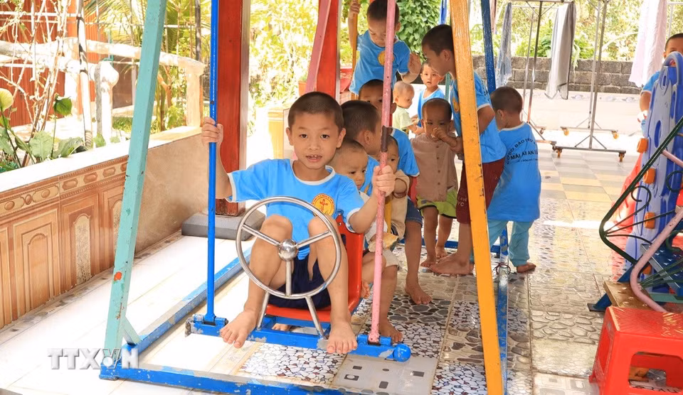 Trong khuôn viên mái ấm hiện có phòng học nhạc, phòng y tế, thư viện, phòng máy tính và khu vui chơi dành cho trẻ em. (Ảnh: Đậu Tất Thành/TTXVN)