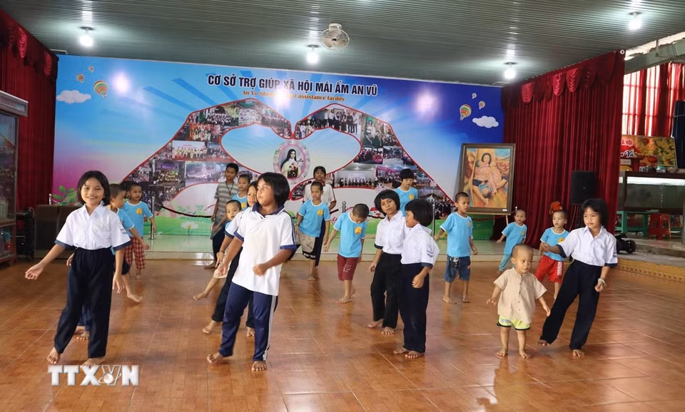 Không chỉ lo từng bữa ăn, giấc ngủ, điều mà các sơ luôn trăn trở chính là làm sao để các em được học hành, có nghề nghiệp và đủ hành trang bước vào đời. (Ảnh: Đậu Tất Thành/TTXVN)