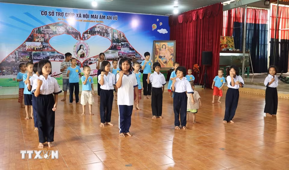 Mỗi em nhỏ đến đây là một câu chuyện đầy day dứt. Có em mồ côi cha mẹ, sống nương tựa ông bà già yếu; có em bị bỏ rơi ngay sau sinh; có em được các bác sĩ bệnh viện hay chính quyền địa phương đưa tới trong tình trạng không có bất kỳ giấy tờ tùy thân nào. (Ảnh: Đậu Tất Thành/TTXVN)