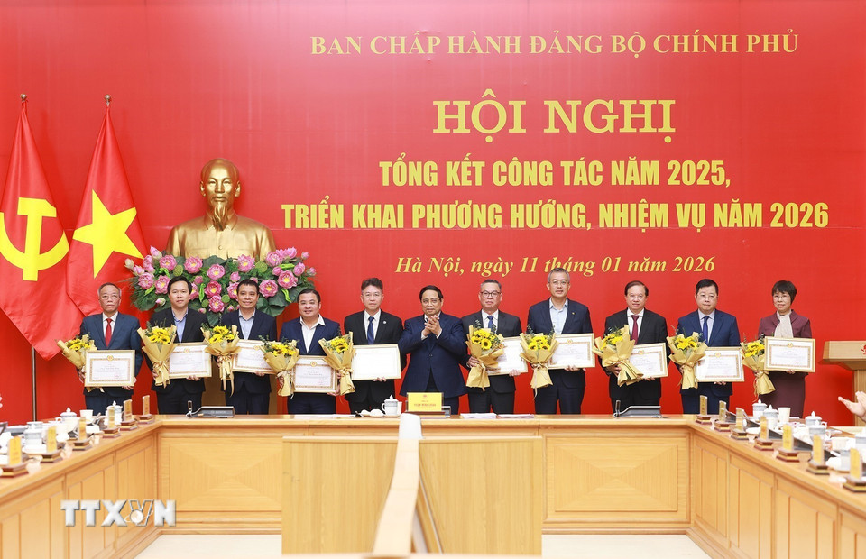 Thủ tướng Phạm Minh Chính trao Bằng khen của Ban Chấp hành Đảng bộ Chính phủ cho các cá nhân có thành tích xuất sắc. (Ảnh: Dương Giang/TTXVN)