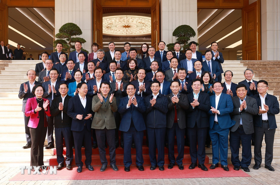 Thủ tướng Phạm Minh Chính với lãnh đạo các Đảng bộ trực thuộc Đảng bộ Chính phủ. (Ảnh: Dương Giang/TTXVN)