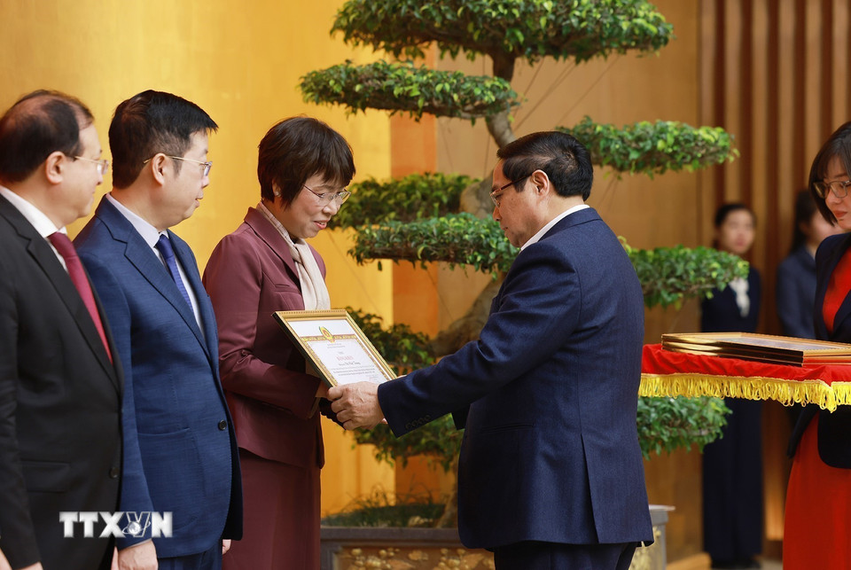 Thủ tướng Phạm Minh Chính trao Bằng khen của Ban Chấp hành Đảng bộ Chính phủ cho đồng chí Vũ Việt Trang, Tổng Giám đốc Thông tấn xã Việt Nam. (Ảnh: Dương Giang/TTXVN)