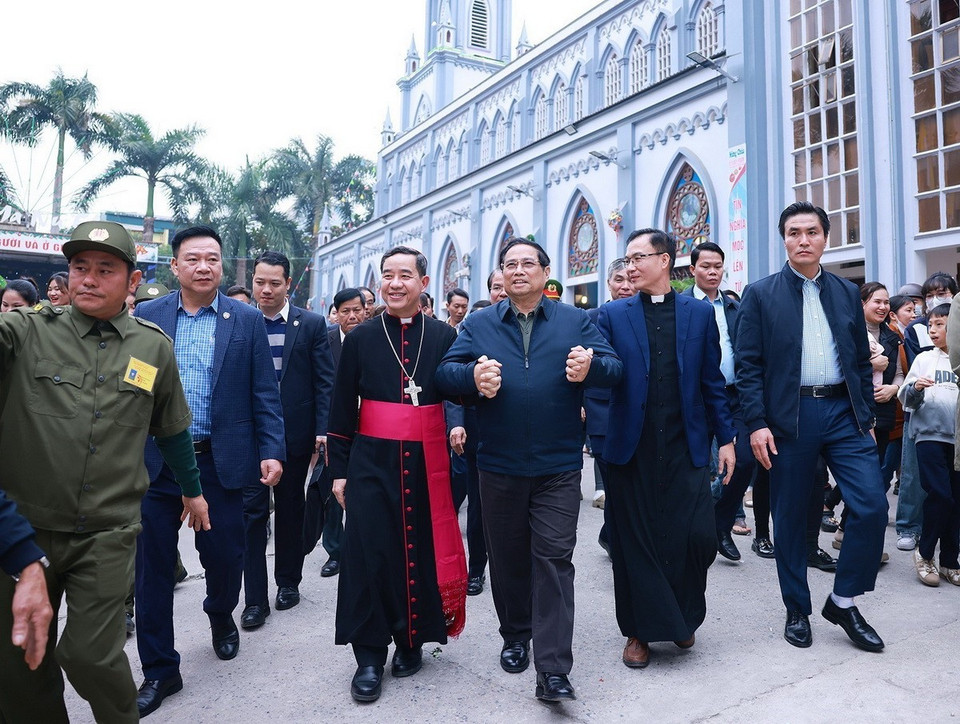 Trong chuyến thăm và làm việc tại Lào Cai, chiều 22/12, Thủ tướng Phạm Minh Chính đến thăm, chúc mừng Giáo xứ Lào Cai, tặng quà một số gia đình giáo dân nhân dịp Giáng sinh 2024. (Ảnh: Dương Giang/TTXVN)