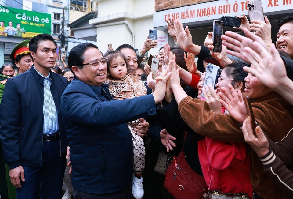 Thủ tướng Phạm Minh Chính thăm, chúc mừng giáo dân Giáo xứ Lào Cai nhân dịp Giáng sinh. (Ảnh: Dương Giang/TTXVN)