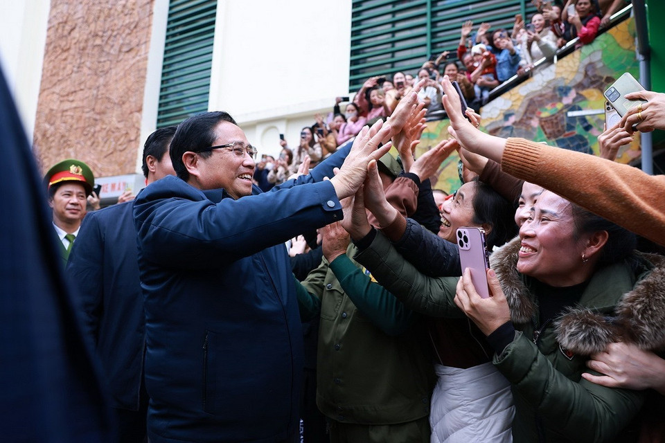 Thủ tướng Phạm Minh Chính thăm, chúc mừng giáo dân Giáo xứ Lào Cai nhân dịp Giáng sinh. (Ảnh: Dương Giang/TTXVN)