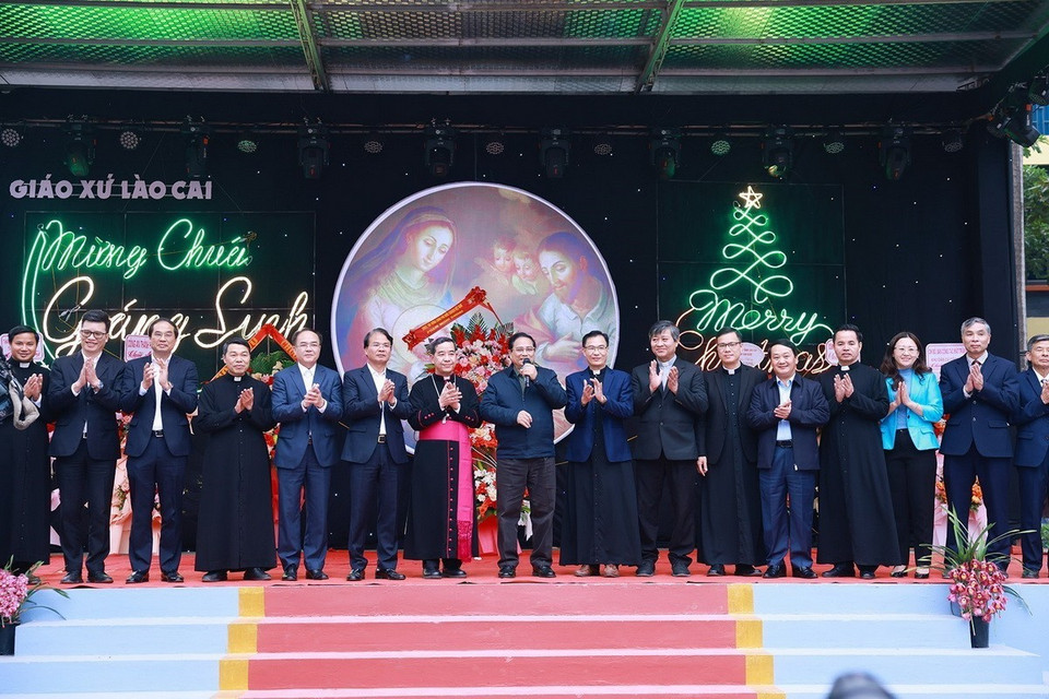 Thủ tướng Phạm Minh Chính thăm, chúc mừng linh mục, chức sắc, chức việc và giáo dân Giáo xứ Lào Cai nhân dịp Giáng sinh. (Ảnh: Dương Giang/TTXVN)