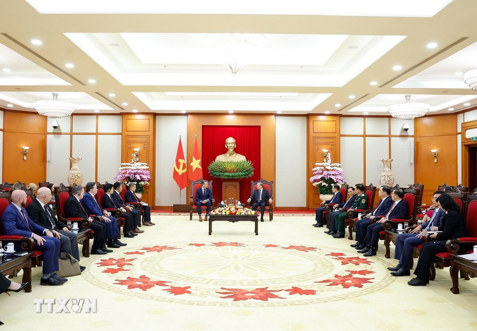 Generalsekreterare To Lam tar emot USA:s krigsminister Pete Hegseth. (Foto: Thong Nhat/VNA)