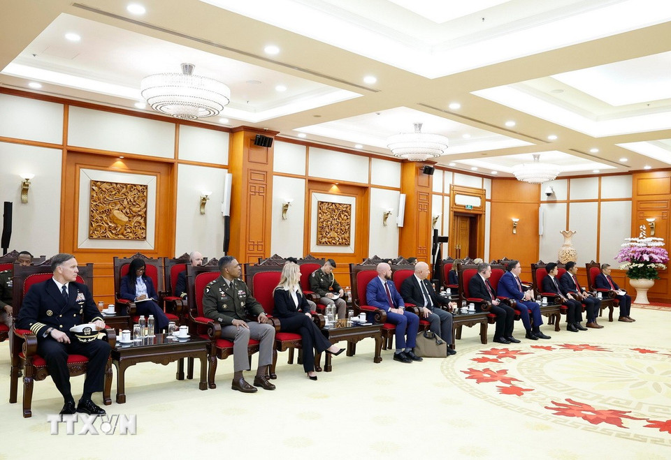 Delegationen från USA:s krigsminister Pete Hegseth vid mottagningen. (Foto: Thong Nhat/VNA)