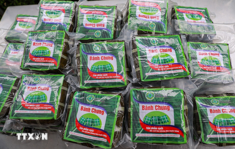 Sản phẩm bánh chưng làng Tranh Khúc (xã Nam Phù, Hà Nội) được đóng gói mang đi tiêu thụ khắp mọi miền Tổ quốc. (Ảnh: Khánh Hòa/TTXVN)