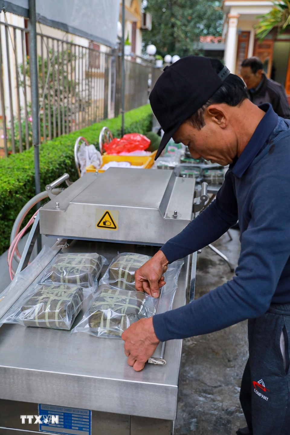 Bánh chưng được hút chân không để bảo quản thời gian lâu hơn. (Ảnh: Khánh Hòa/TTXVN)