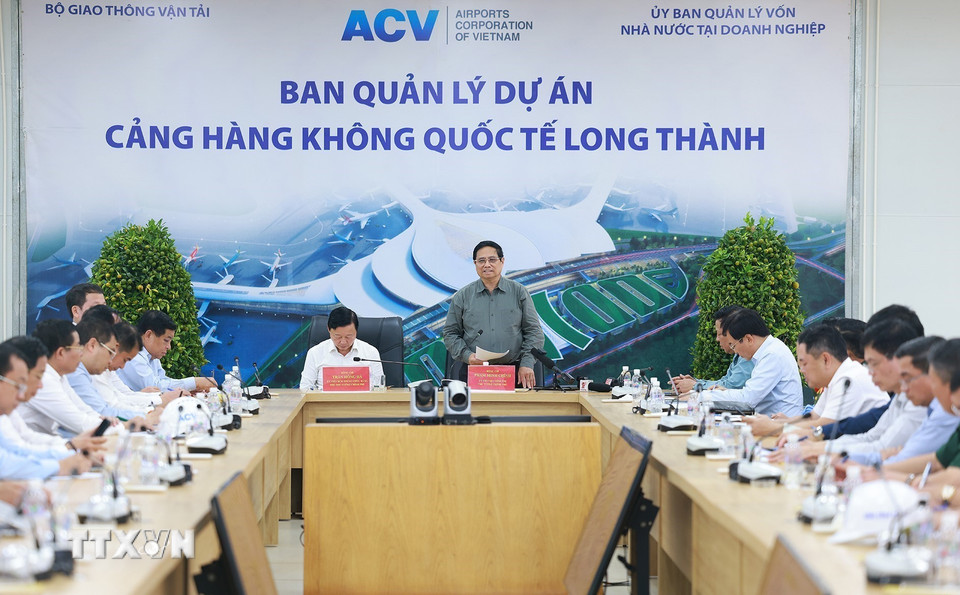 Thủ tướng Phạm Minh Chính làm việc với chủ đầu tư, nhà thầu và các đơn vị thi công dự án Cảng hàng không quốc tế Long Thành. (Ảnh: Dương Giang/TTXVN)