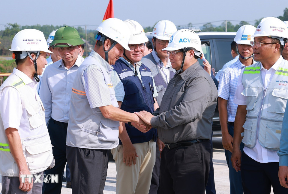 Thủ tướng Phạm Minh Chính chúc Tết công nhân thi công dự án đường Vành đai 3 Thành phố Hồ Chí Minh đoạn Tân Vạn-Nhơn Trạch. (Ảnh: Dương Giang/TTXVN)