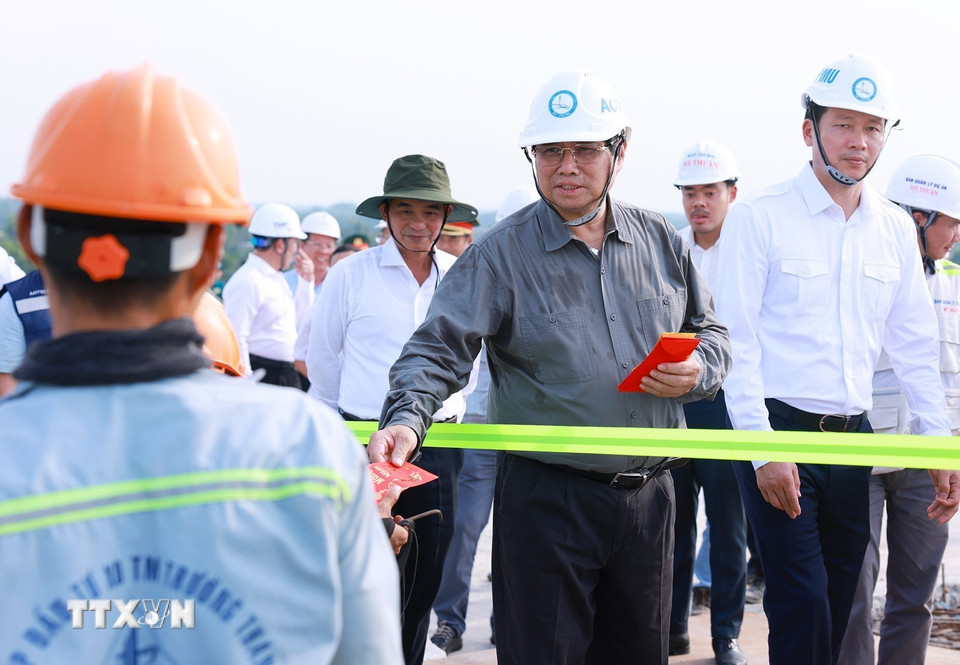 Thủ tướng Phạm Minh Chính chúc Tết công nhân thi công dự án đường Vành đai 3 Thành phố Hồ Chí Minh đoạn Tân Vạn-Nhơn Trạch. (Ảnh: Dương Giang/TTXVN)