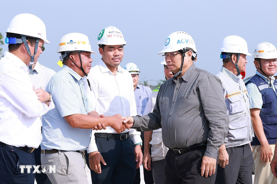 Thủ tướng Phạm Minh Chính chúc Tết công nhân thi công dự án đường Vành đai 3 Thành phố Hồ Chí Minh đoạn Tân Vạn-Nhơn Trạch. (Ảnh: Dương Giang/TTXVN)
