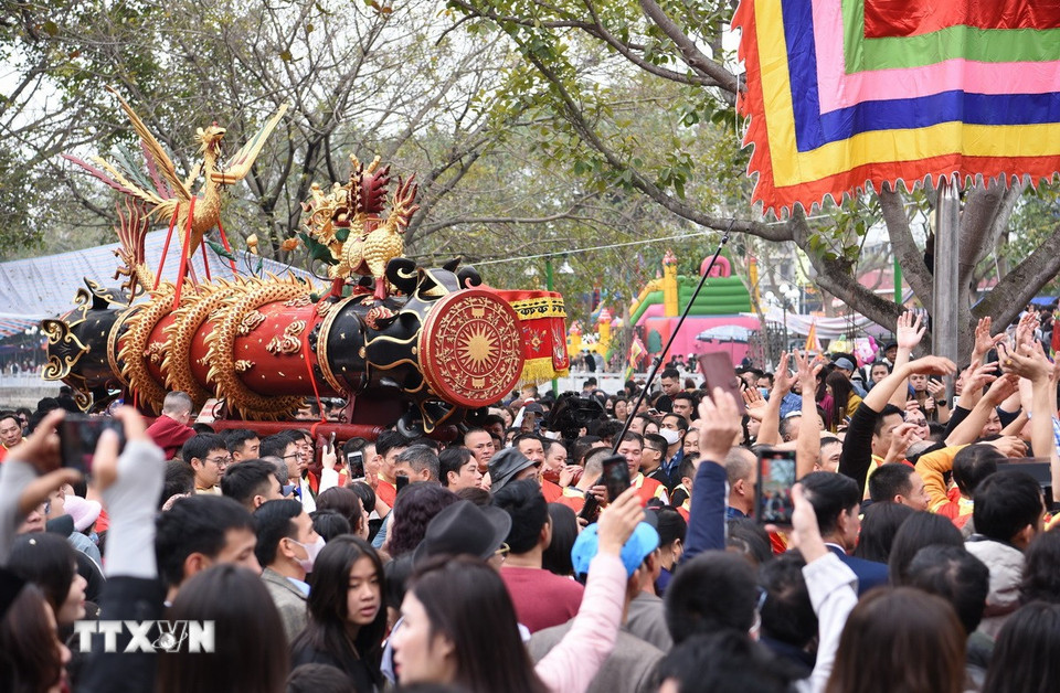 Ngày 1/2/2025 (mùng 4 Tết), phường Đồng Kỵ, thành phố Từ Sơn, tỉnh Bắc Ninh tổ chức Lễ hội rước pháo Đồng Kỵ Xuân Ất Tỵ 2025, thu hút hàng nghìn người dân và du khách. (Ảnh: Thanh Thương/TTXVN)