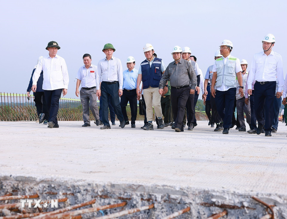 Chiều 1/2/2025 (mùng 4 Tết), Thủ tướng Phạm Minh Chính kiểm tra, chúc Tết các đơn vị thi công dự án đường Vành đai 3 Thành phố Hồ Chí Minh, đoạn qua tỉnh Đồng Nai. (Ảnh: Dương Giang/TTXVN)