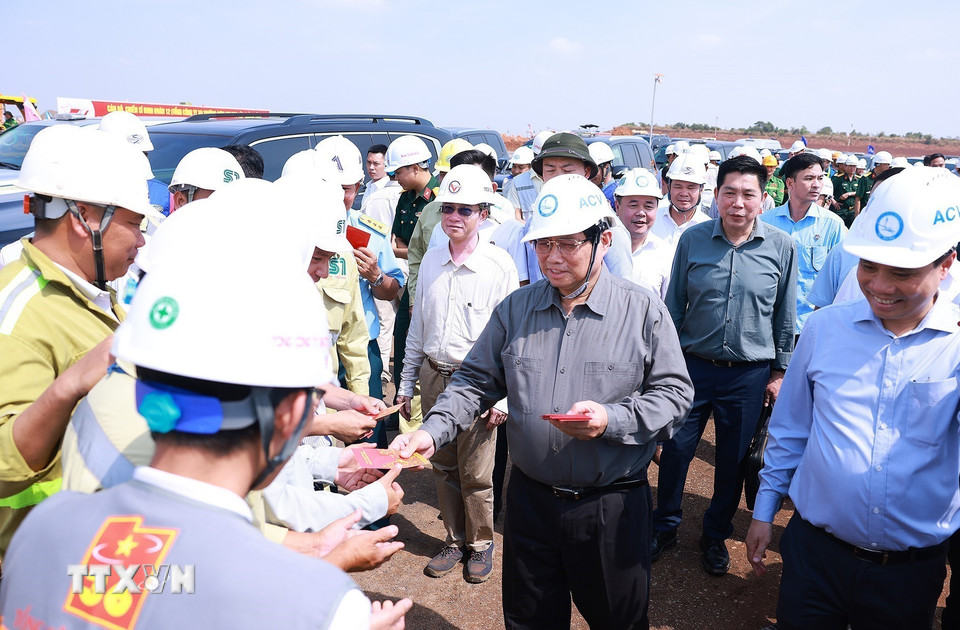 Thủ tướng Phạm Minh Chính chúc Tết kỹ sư, công nhân các đơn vị thi công sân bay Long Thành. (Ảnh: Dương Giang/TTXVN)