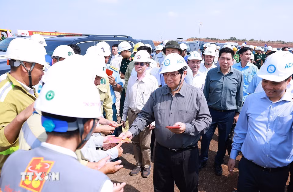 Thủ tướng Phạm Minh Chính chúc Tết kỹ sư, công nhân các đơn vị thi công sân bay Long Thành. (Ảnh: Dương Giang/TTXVN)