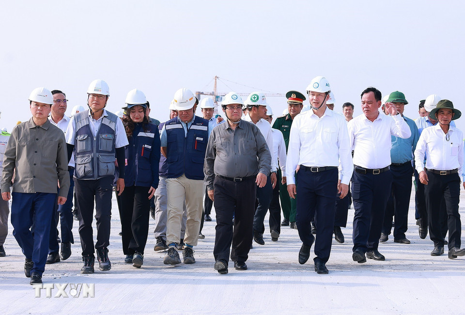 Thủ tướng Phạm Minh Chính kiểm tra thi công dự án đường Vành đai 3 Thành phố. Hồ Chí Minh đoạn Tân Vạn-Nhơn Trạch. (Ảnh: Dương Giang/TTXVN)