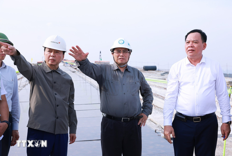 Thủ tướng Phạm Minh Chính kiểm tra thi công dự án đường Vành đai 3 Thành phố Hồ Chí Minh đoạn Tân Vạn-Nhơn Trạch. (Ảnh: Dương Giang/TTXVN)