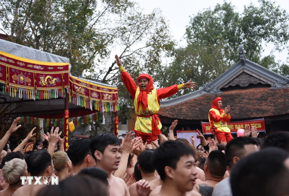 Nghi thức Dô ông đám là nghi thức quan trọng tại lễ hội. (Ảnh: Thanh Thương/TTXVN)