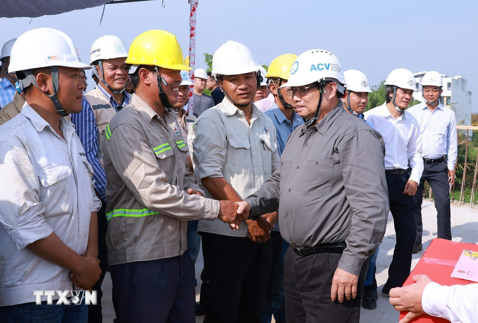 Thủ tướng Phạm Minh Chính chúc Tết công nhân thi công dự án đường Vành đai 3 Thành phố Hồ Chí Minh đoạn Tân Vạn-Nhơn Trạch. (Ảnh: Dương Giang/TTXVN)